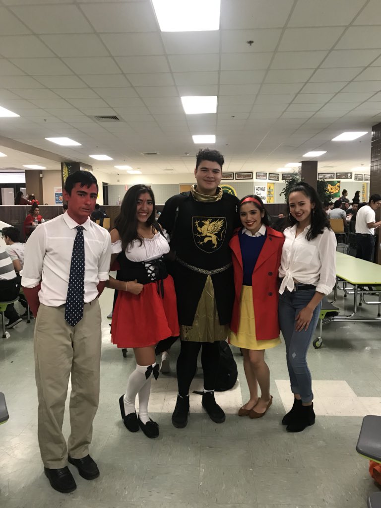 lizgonzalez1023's tweet photo. Homecoming days at Rowe! @Rowe006 @RoweStudent @Rowe2019 @roweclassof2020 https://t.co/z3qIbvlDUE