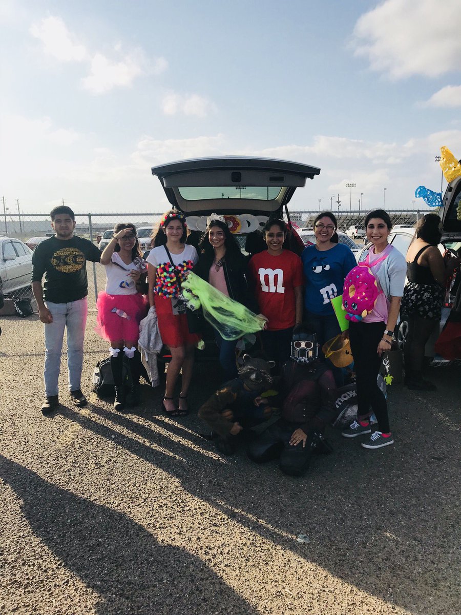 lizgonzalez1023's tweet photo. Rowe Trunk or Treat from 5-7 today! @Rowe006 @BandRowe @mcrowefootball @Rowe2019 @NRHSSTUCO @RoweStudent @roweclassof2020 https://t.co/gbpGsbEfAx