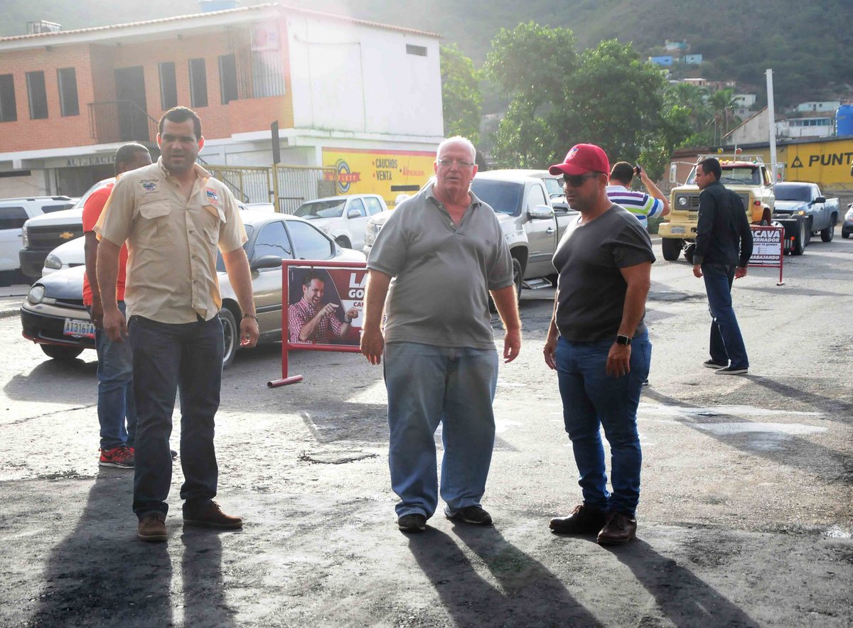 apuertocabello's tweet photo. Continúa Plan de Asfalto en la ciudad más de 26 toneladas aplicadas en la Autopista Sorpresa-Muelles  @rafaellacava10 @jcbu72 https://t.co/U1gyhNmnhq