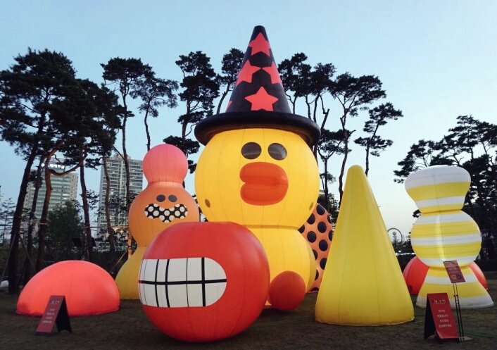 SojuWave's tweet photo. Hi SPIRITS! art balloon exhibit by LINE Friends x Craig &amp; Karl at Lotte World Mall in Seoul. pc: ULifestyle #HappyHalloween! #롯데월드몰 #라인프렌즈 https://t.co/bhiWgfwEXa
