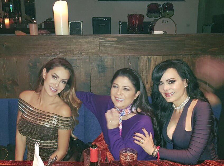MaribelGuardia's tweet photo. Anoche con las bellas @Ninelconde y mi adorada @victoriaruffo31. @arpiasobra 💋 https://t.co/njHkm1dEmp