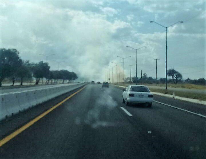 pcguanajuato's tweet photo. ⚠️#Bájale Incendio de pastizal a un costado de carr cuota #GtoCap-#Silao altura #GM. Sin lesionados ni afectación vial. | @AlvarCdeV https://t.co/CrJo9S89OQ