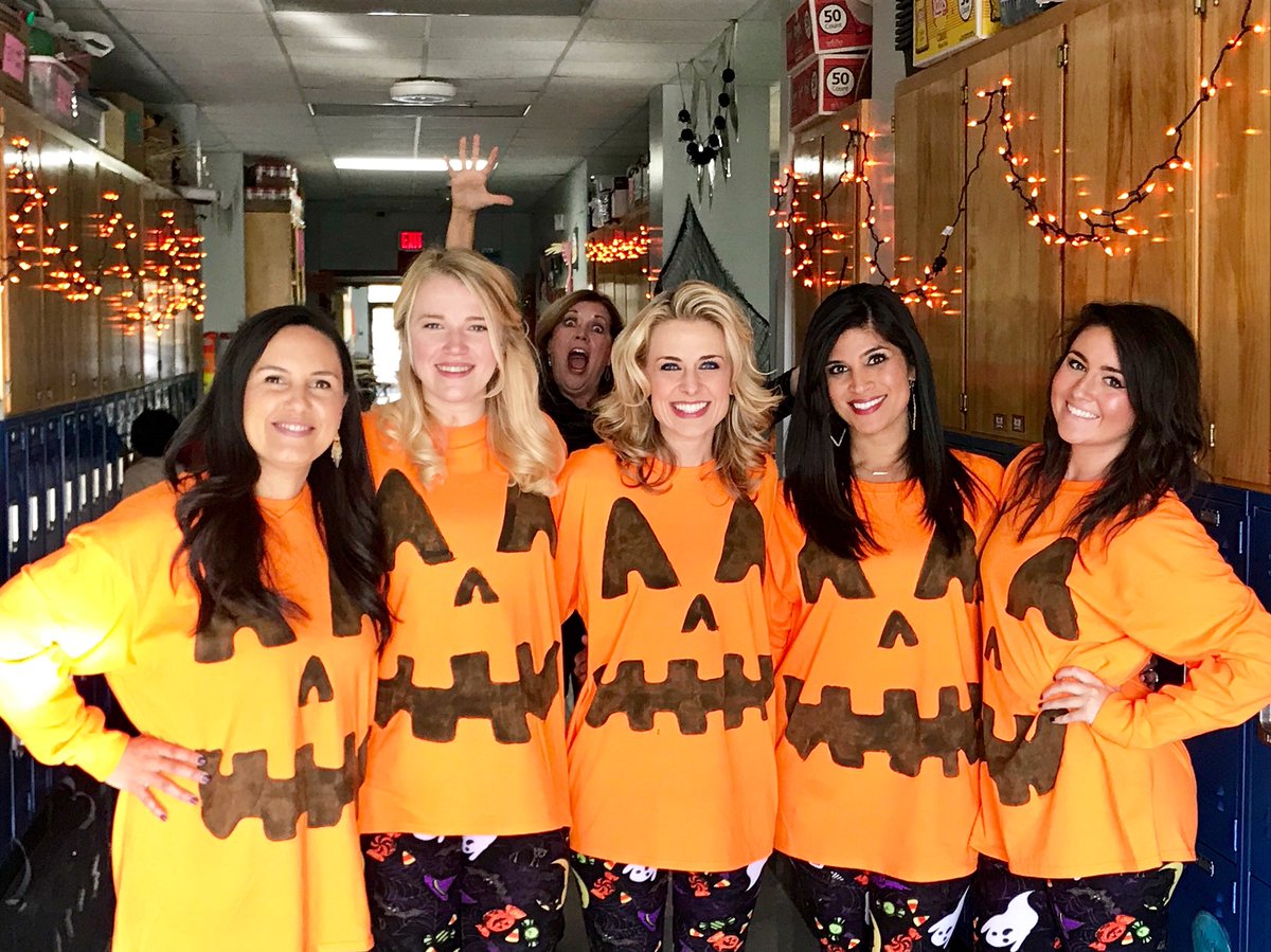 HeatonMubeen's tweet photo. Happy Halloween from second grade (and our photo bombing principal!)! @HaunElem #HuskyPride  #teachertribe 🎃👻 https://t.co/qzw7RipWPH