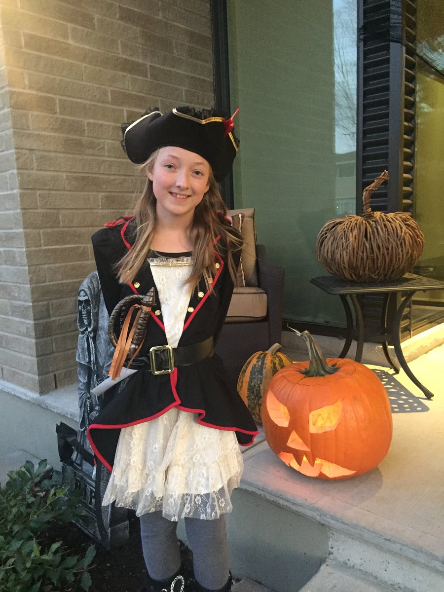 TaraLynnH_TD's tweet photo. Trick ‘o treaters we’re ready for you! #candyexplosion https://t.co/WVYFh8VBz2