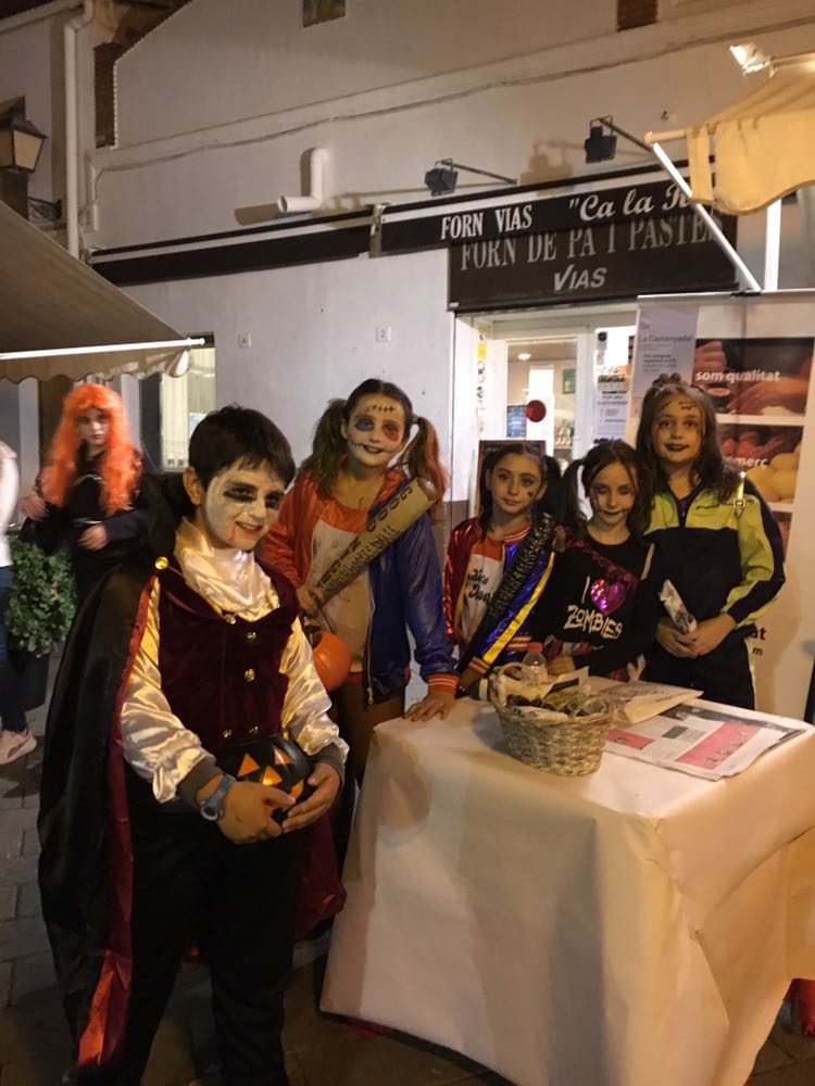 noucomercabrils's tweet photo. Degustació gratuïta de castanyes cuites, a la porta del Forn CA LA ROSI CAN VIAS, pregunta als establiments de Nou Comerç Cabrils, som comerç, fem poble! https://t.co/OtfA9uYvBV