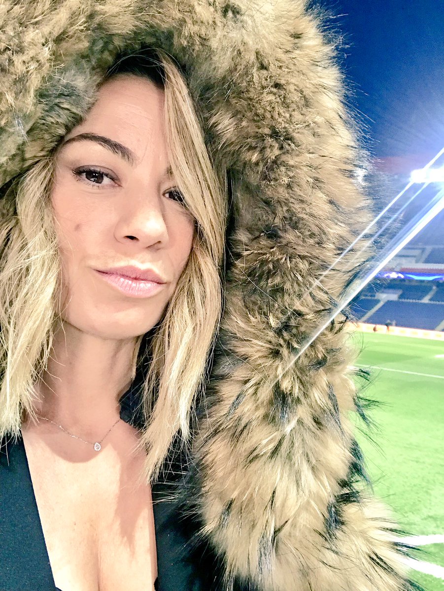 annelaurebonnet's tweet photo. Voilà, c’est l’hiver... ⛄️❤️⚽️ @PSG_inside - @rscanderlecht 20h45 @beinsports_FR https://t.co/lZTiN6P62m