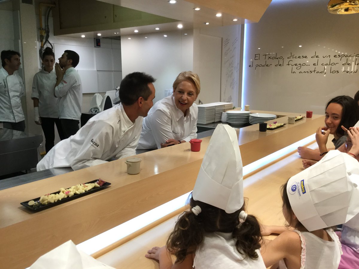 txokogourmet's tweet photo. Recuerdos únicos en El Txoko. La felicidad de @lafincaelche y Luis Salinero rodeados de niñas/os en el taller de cocina con @PacoTorreblanca https://t.co/SBDK6WrzSy