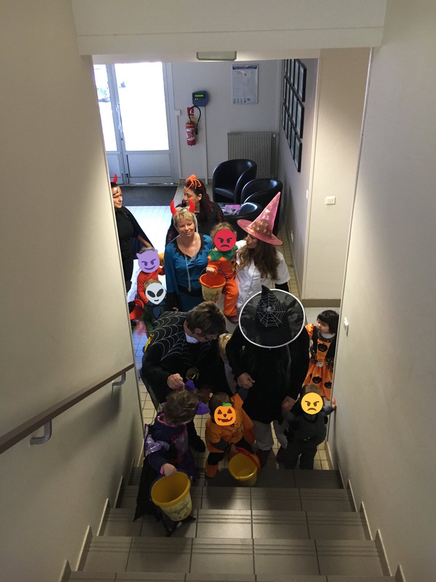 CHTHUIR's tweet photo. Des centaines de manifestants en colère envahissent la direction pour réclamer des #bonbons #candycrush #Halloween @lindependant #bonbec https://t.co/M9KNnozJEL