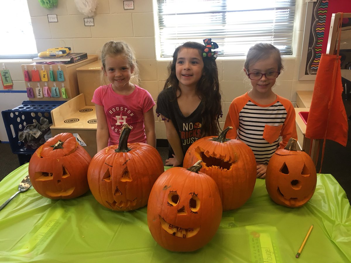 crystal_poncho's tweet photo. Snyder kindergarteners explore and carve pumpkins! How many seeds are in a pumpkin? 🎃#Snydershares #orconnects https://t.co/GmFdv1xMen