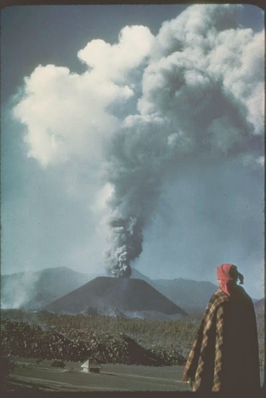nochedevolcanes's tweet photo. The volcano that grew out of a cornfield: Paricutin, Mexico. Great photos &amp; brief history: https://t.co/g8xD9UKjzl #scicomm #volcanoes 🌋⚒️ https://t.co/zLEgsAYmei