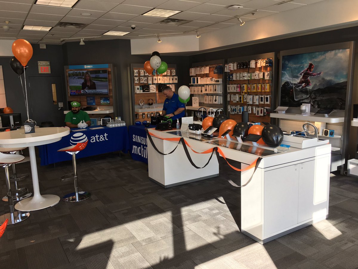 farr_timothy81's tweet photo. Dressed up the store for the event. Ready for trick or treaters @el_p_rizzo @CarolWalsh01 @JannaDucich @Phil__Oliveira @TheRealOurNE #OurNE https://t.co/mSzVOWK9zd