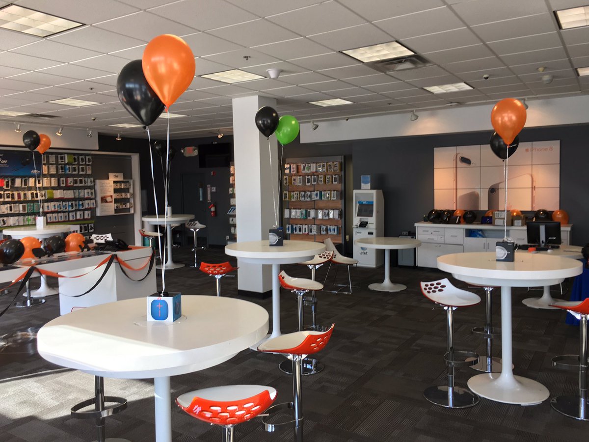 farr_timothy81's tweet photo. Dressed up the store for the event. Ready for trick or treaters @el_p_rizzo @CarolWalsh01 @JannaDucich @Phil__Oliveira @TheRealOurNE #OurNE https://t.co/mSzVOWK9zd