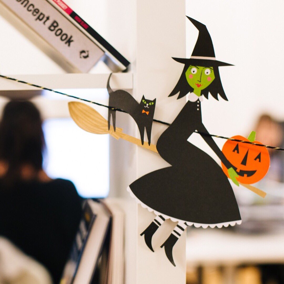 overturelondon's tweet photo. Spooky #Halloween vibes in the Overture studio today 👻🤖👽 https://t.co/tO6jEQGf3w