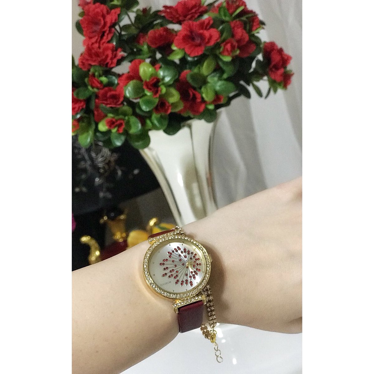 oymsisters's tweet photo. Kırmızı taş detaylı bayan saati 49,99 TL 
Ücretsiz Kargo 
#saat #bayan #ferruci #tbt #şık #benimstilim #hersey #benimobjektifimden #aksesuar https://t.co/6fZcoPFpPa