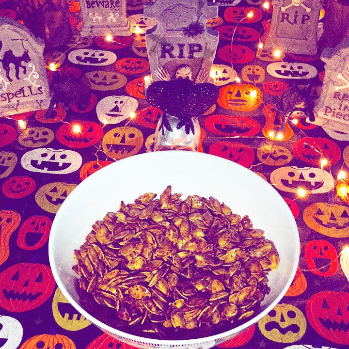 eatmygrassft's tweet photo. Happy Halloween. Salty &amp; Sweet Heat Pumpkin Seeds #happyhalloween #homemade #vegan #pumpkin #seeds #pumpkinseeds #foodporn #chef #followme https://t.co/Lf1xkF95tZ
