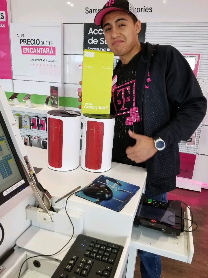jenny_foss's tweet photo. #okcforce helping solve customers needs @sbratto88 @datroxell https://t.co/DLvN7ZSPl4