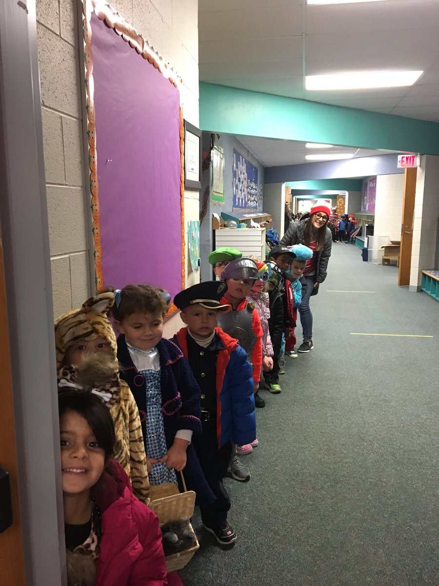 mrsburkec's tweet photo. Ready for our Halloween parade! #pespride https://t.co/fIBwZaAhQz