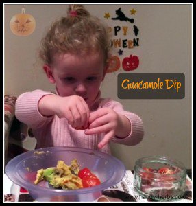 Here are some fun but easy to make healthy Halloween snacks to try. ow.ly/RDLX304Kxhz #Halloween #snacks #cookingwithkids