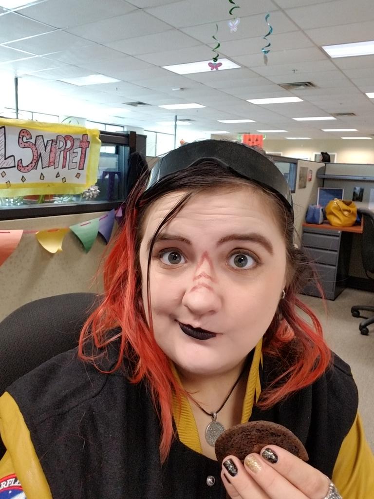 YTJoblessGeek's tweet photo. Oh I know these! Cookies! The Captain @Hectorisfunny passed some out once. #Halloween #USSSallyRide https://t.co/9203uMhgKi