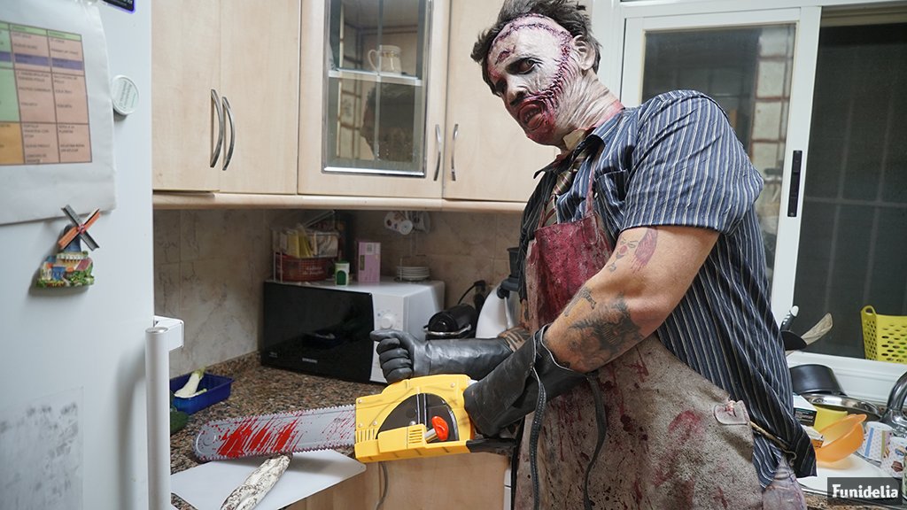 funidelia's tweet photo. Aquí preparando un picoteo, que hay que coger fuerzas para la noche de #Halloween! #horrorisfun https://t.co/6WxMkYuPn0