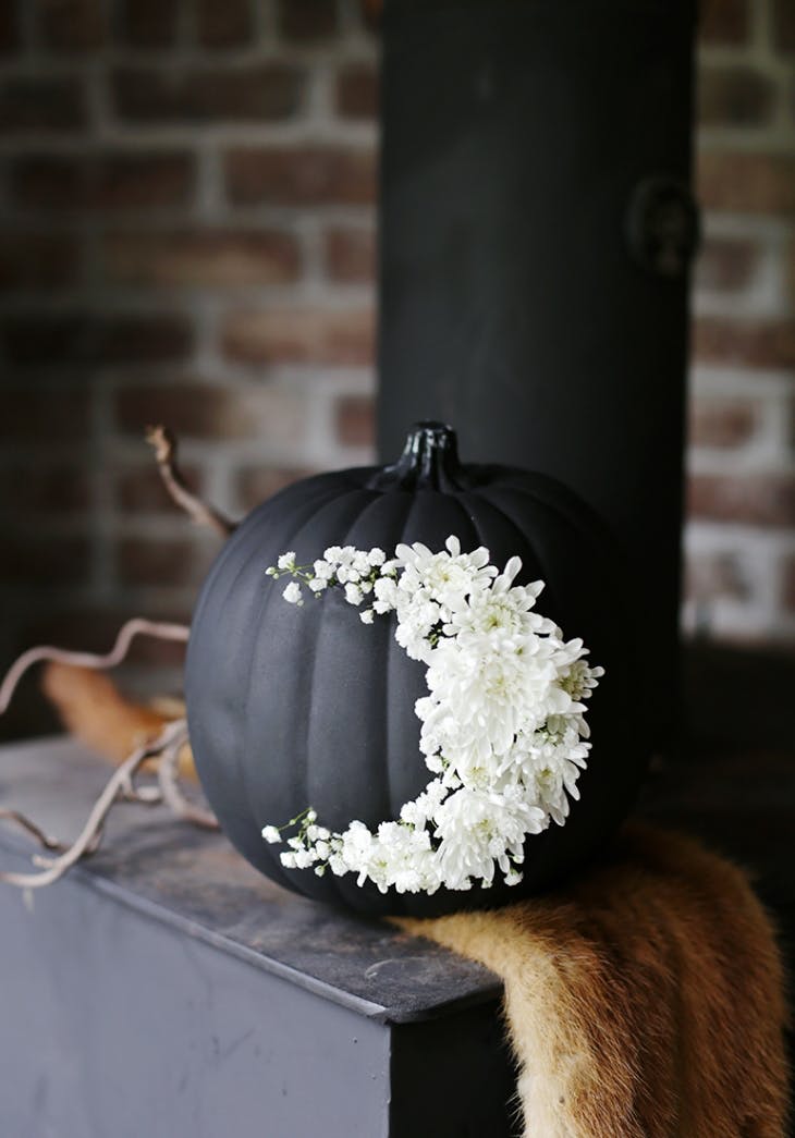 SNCustomHomes's tweet photo. Elevate your #Halloween with these chic ideas from @Britandco: https://t.co/e5xaqBo2oW https://t.co/LAkADiM02p