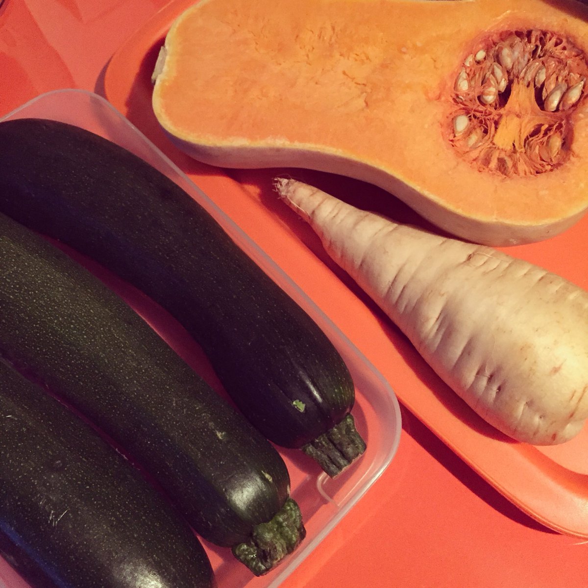 TuppSisters's tweet photo. Ce soir on soupe ��🥒🍅🍵
#soupe #butternut #courgette #panais https://t.co/abXXVNhyeI
