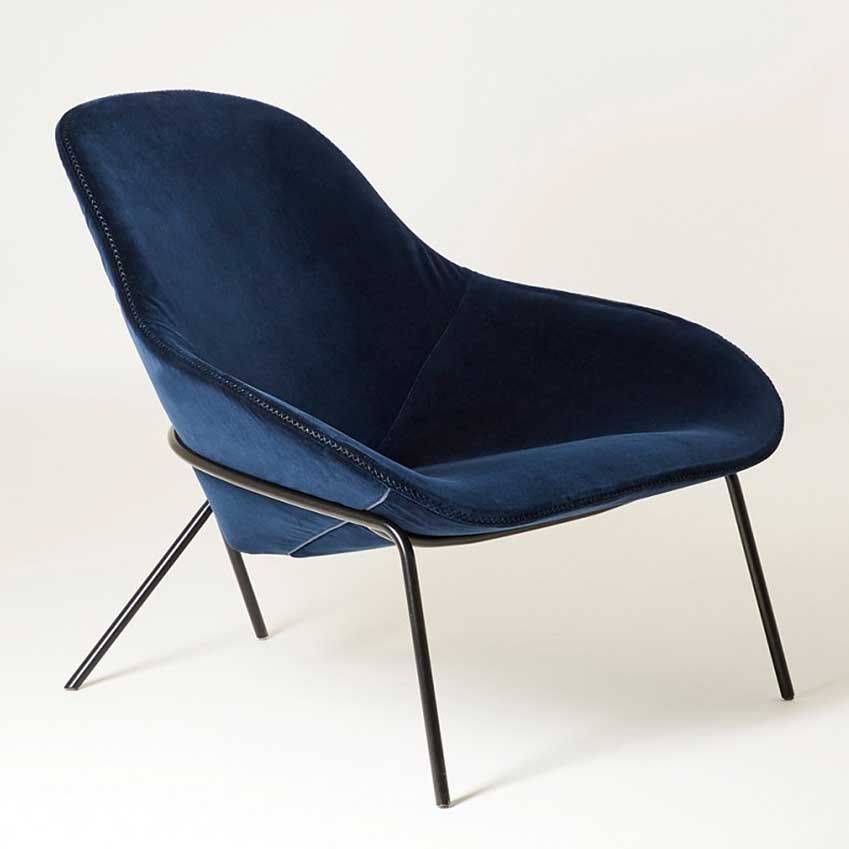 ELLEDecoUK's tweet photo. Let the most calming colour on the spectrum soothe you to sleep. Check out our blue bedroom wish list in #EDNov17 https://t.co/5oQK74nABp