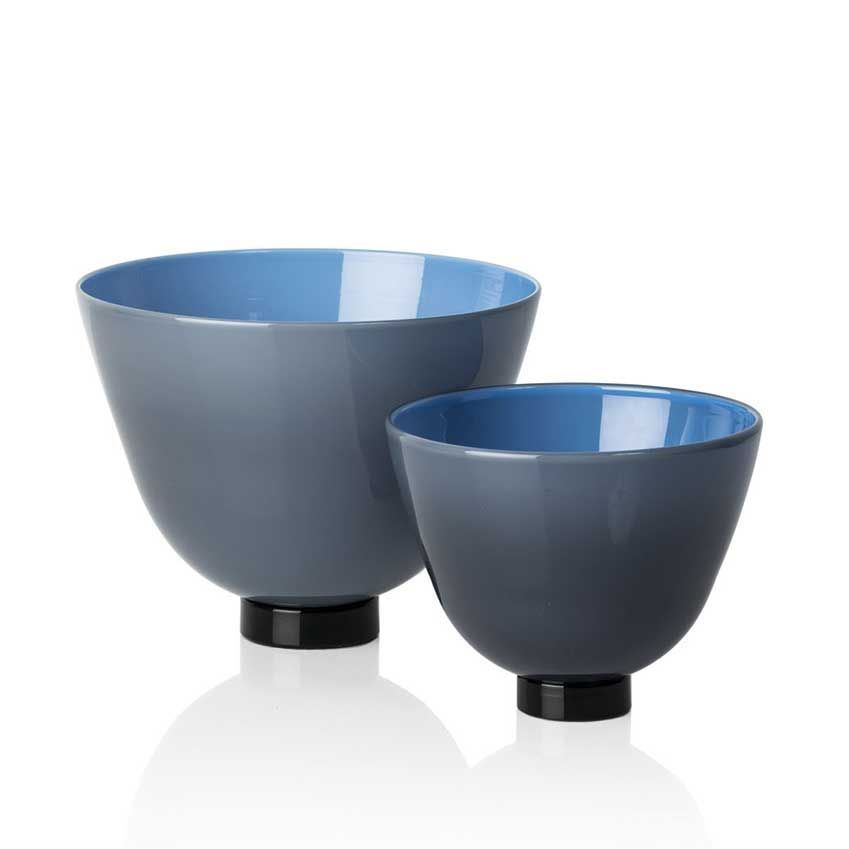 ELLEDecoUK's tweet photo. Let the most calming colour on the spectrum soothe you to sleep. Check out our blue bedroom wish list in #EDNov17 https://t.co/5oQK74nABp