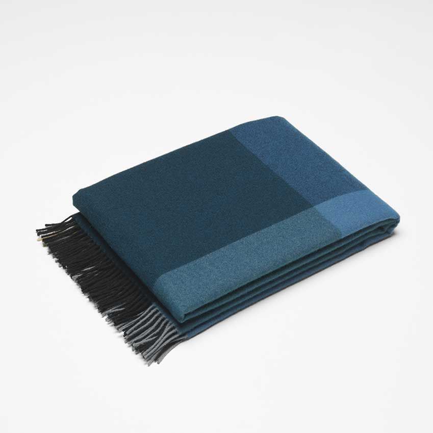 ELLEDecoUK's tweet photo. Let the most calming colour on the spectrum soothe you to sleep. Check out our blue bedroom wish list in #EDNov17 https://t.co/5oQK74nABp