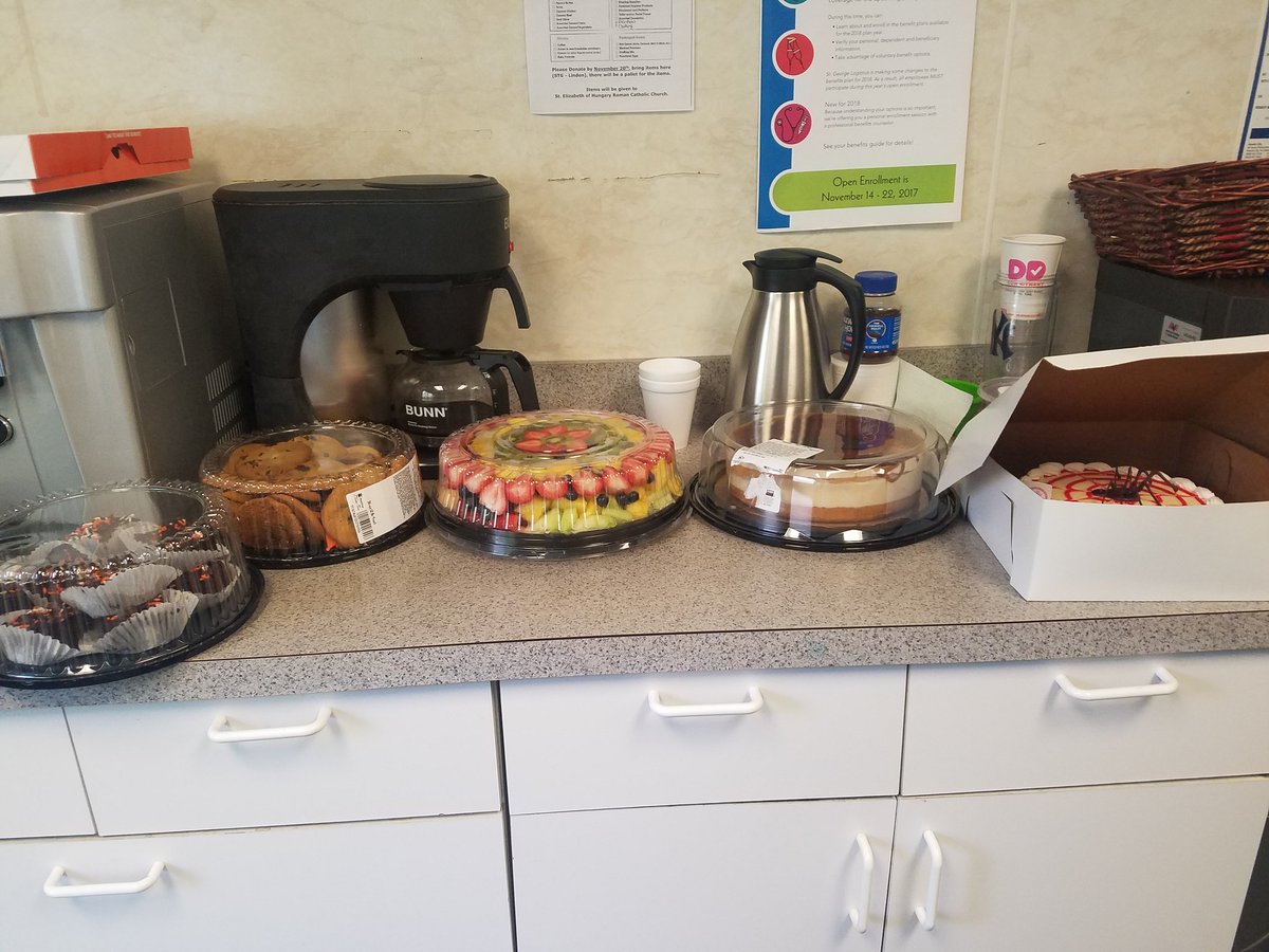 STGLogisticsLIN's tweet photo. Happy Halloween 🎃 ! #STG #potluck #workfamily #Halloween2017 https://t.co/nmvHKw9mEB