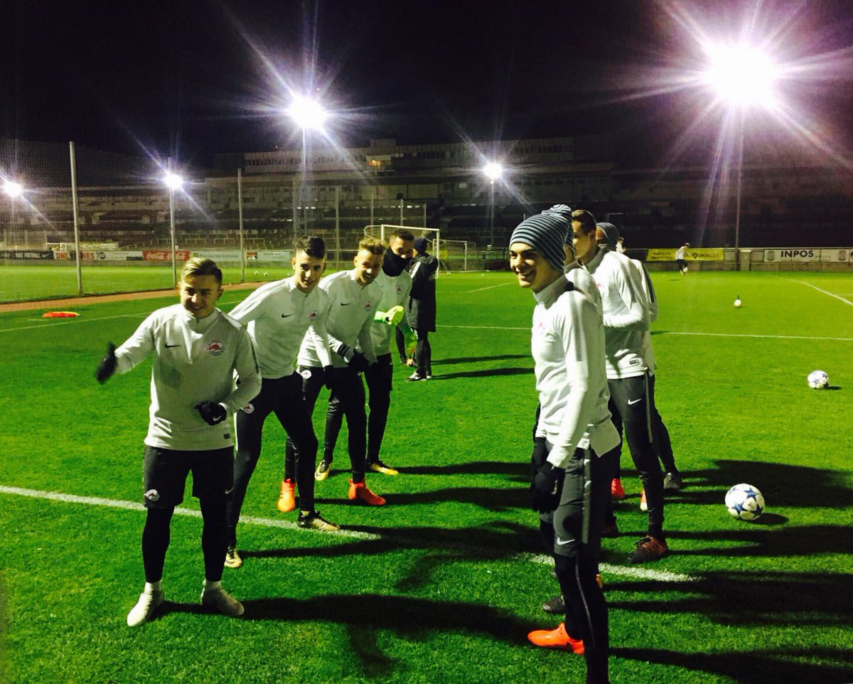 RedBullSalzburg's tweet photo. Unsere Jungbullen haben ihren Spaß beim Abschlusstraining in Prag 💪🏻⚽️ #ASCFCS #UYL https://t.co/LyBiz2pG2Z
