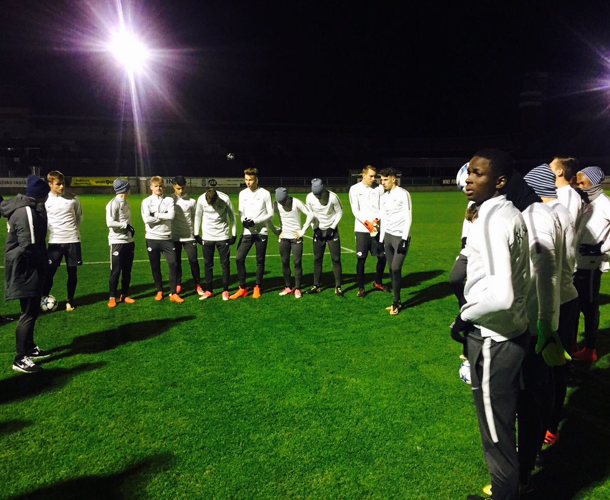 RedBullSalzburg's tweet photo. Unsere Jungbullen haben ihren Spaß beim Abschlusstraining in Prag 💪🏻⚽️ #ASCFCS #UYL https://t.co/LyBiz2pG2Z