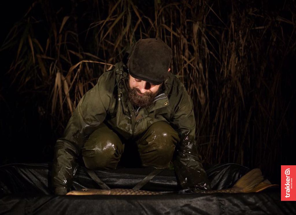 Our media manager <a href="/Gaz_Hood/">Gaz Hood</a> about to get to grips with a mid-30 common whilst over in France recently 🎣🇫🇷

#Trakker #TrakkerAtBows