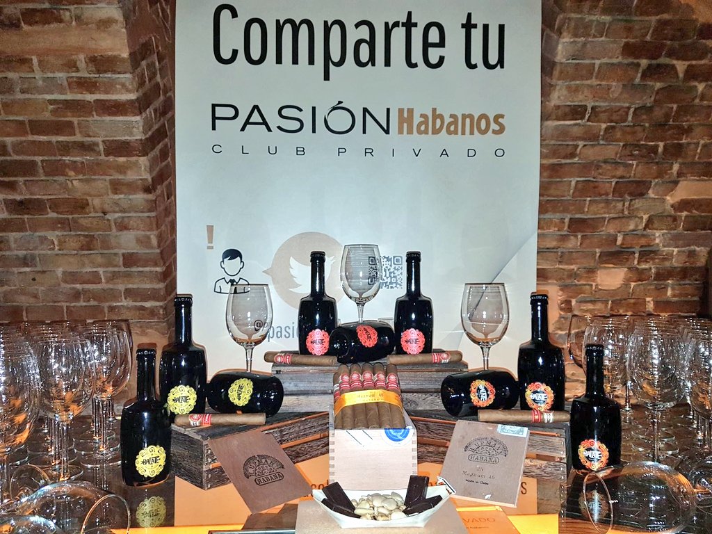 pasionhabanos's tweet photo. Comenzamos este maridaje al más puro estilo #Habanos con @bbbalate y nuestro H. Upmann #Magnum46. ¡Que lo disfruten! #AfterworkHabanos https://t.co/JZI3wroU2n