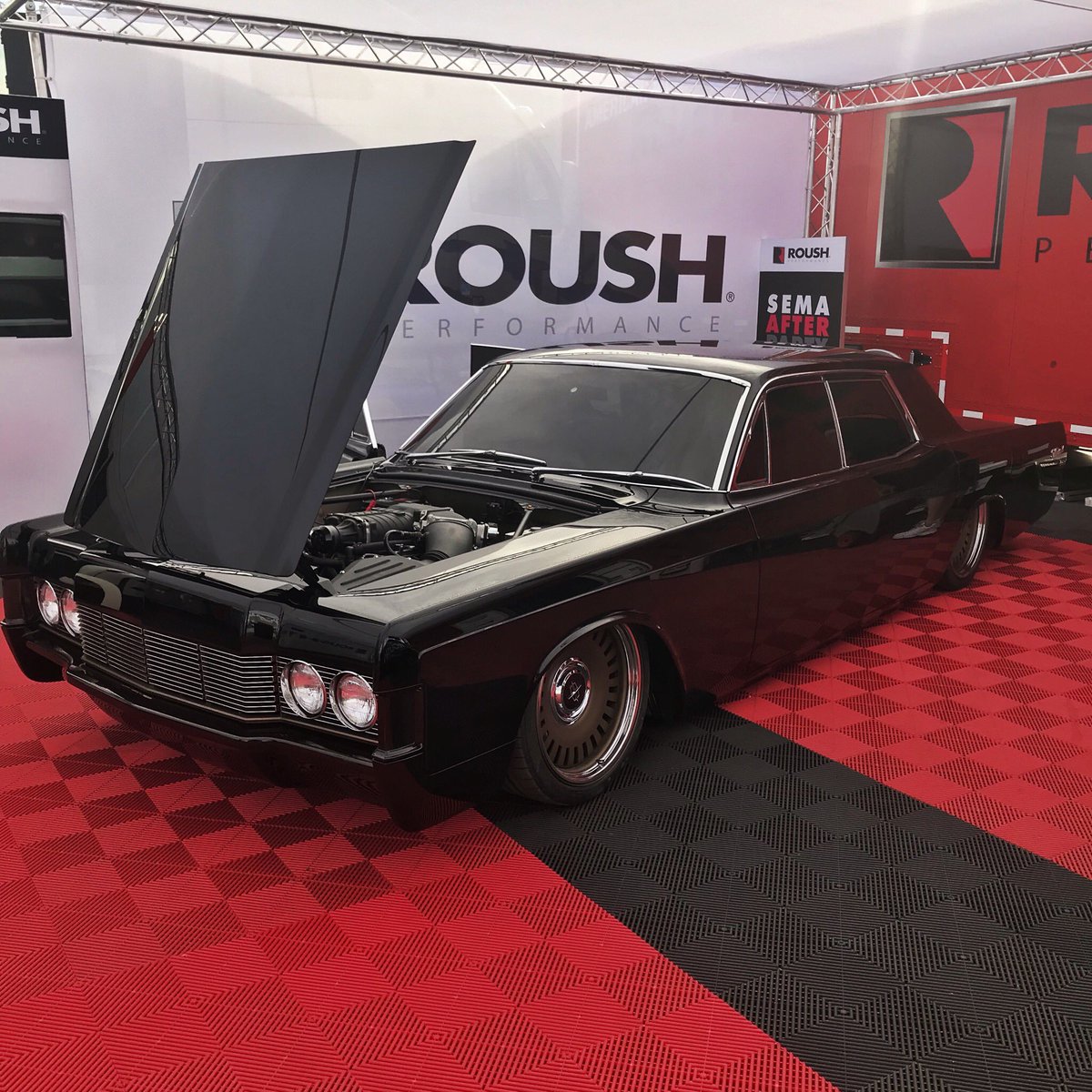 mobsteel's tweet photo. She bad 👍 check out our Lincoln at #ROUSH booth #61036 at the @SEMASHOW
#mobsteel #BlueCollar #LongLiveDetroit https://t.co/5Hlq4g1e65