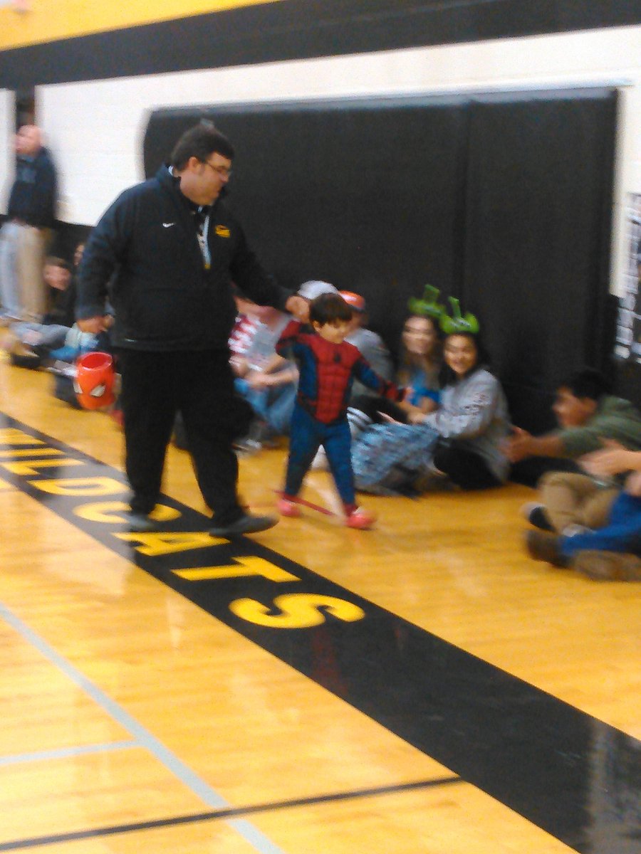 currandhs's tweet photo. Charlie high fives the crowd during Halloween parade. #curransclass @dhsproud @DHS_WCPride https://t.co/szBryKtcPD