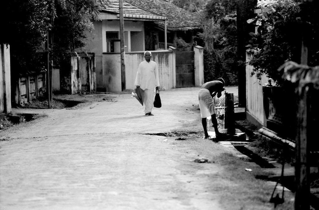 alecolizzi's tweet photo. #srilanka #blackandwhitephotography #Street #streetphotography #documentary #travel #blackandwhite #documentarypho… https://t.co/XXKNoC7FzL https://t.co/PYarOtfGzG