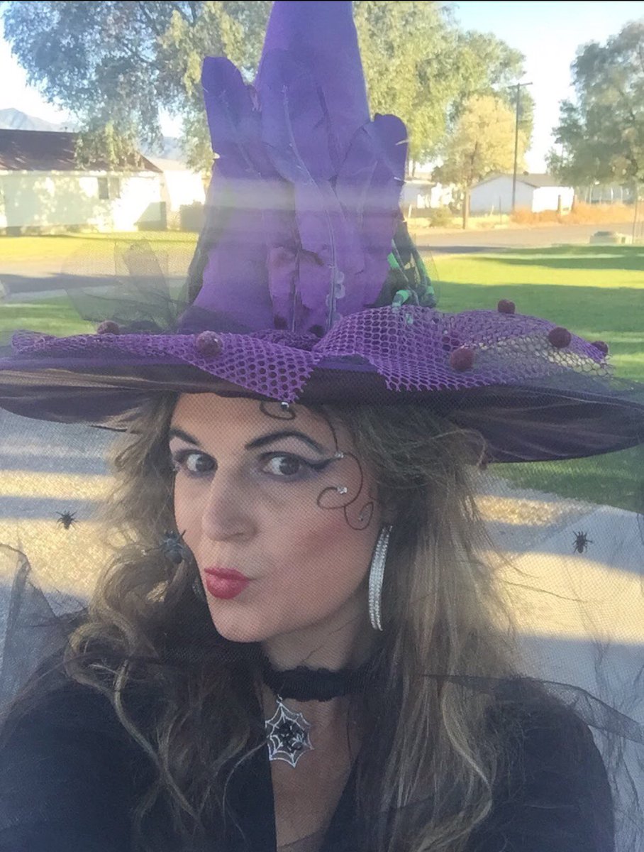 hazelbrowlash's tweet photo. Happy Halloween 🎃👻🎃👻 #Longhairdontcare #HappyHalloween2017 #witches #HocusPocus 🖤🖤🖤 https://t.co/z4MaIMM018