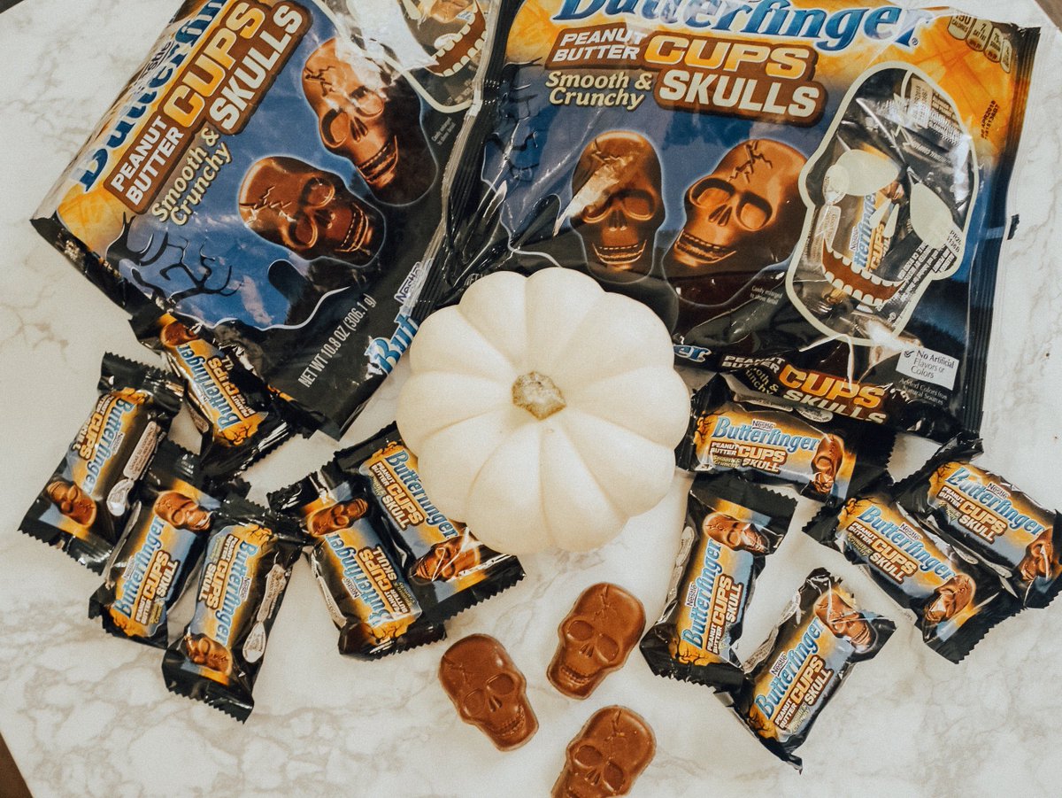 How perfect are these <a href="/Butterfinger/">Butterfinger</a>  Peanut Butter Cup Skulls for Dia de Los Muertos? Scary and delicious! #Butterfinger #ad 💀