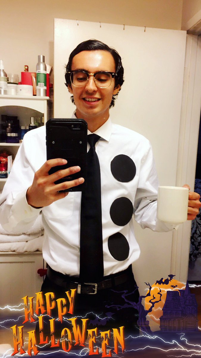 angel_pinto10's tweet photo. ☕️👨🏻‍💼🎃 #HappyHalloween2017 #ThreeHolePunchJim #TheOffice #BearsBeetsBattlestarGalatica https://t.co/sURyZeWvcG