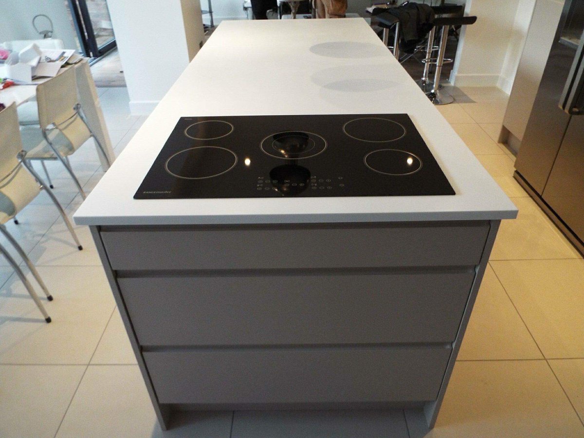 SheffieldSolid's tweet photo. Stylish Tristone Whale White worksurfaces....👌
Professionally installed today by our team in Sheffield #madeinsheffield #sheffieldissuper https://t.co/hzttRDrKDr