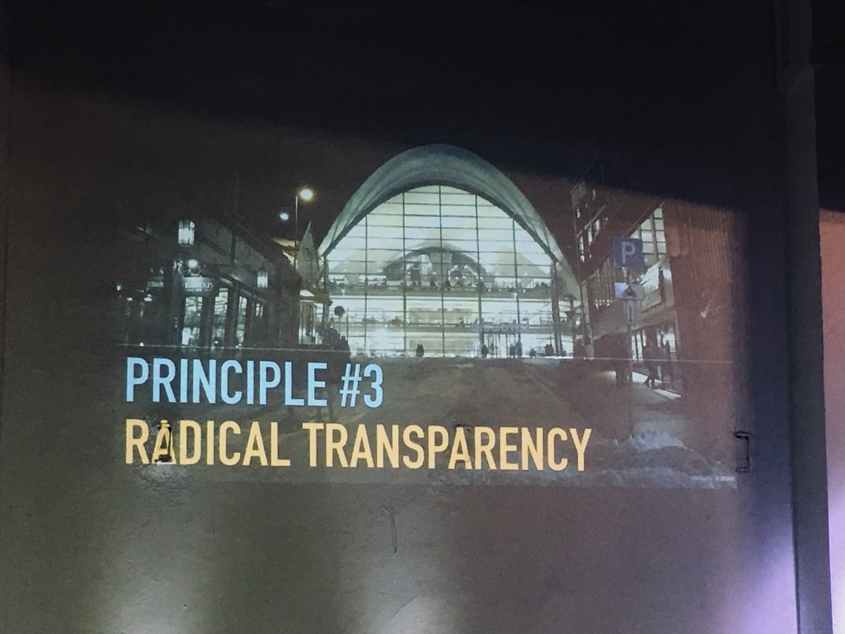 Cómo aplicar #LeanUX en grandes organizaciones? Aportando valor al usuario, priorizando el aprendizaje y fomentando transparencia <a href="/jboogie/">Jeff Gothelf</a>