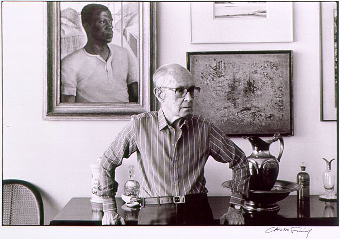 Hoje, Carlos Drummond de Andrade completaria 115 anos! Na imagem, o poeta em fotografia de Carlos Freire que faz parte do acervo do MAM