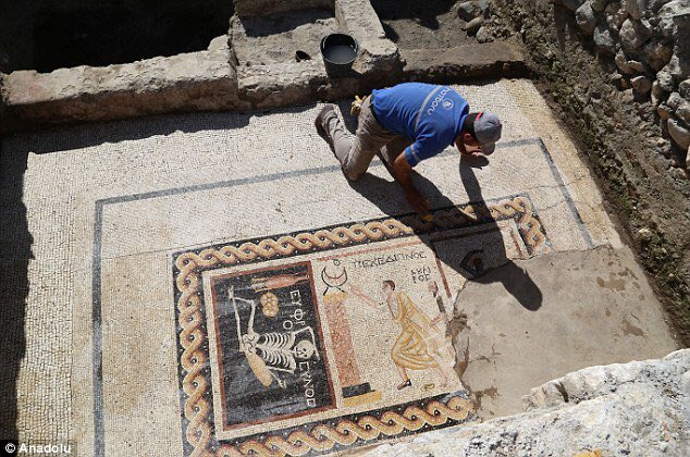 itacaalcor's tweet photo. Mosaico hallado en 2012 en Hatay, Turquía. La cita en griego: “Sé alegre, disfruta de la vida”. #Mementomori #art @HatayArkeoloji #carpediem https://t.co/IMfITJ3QhG