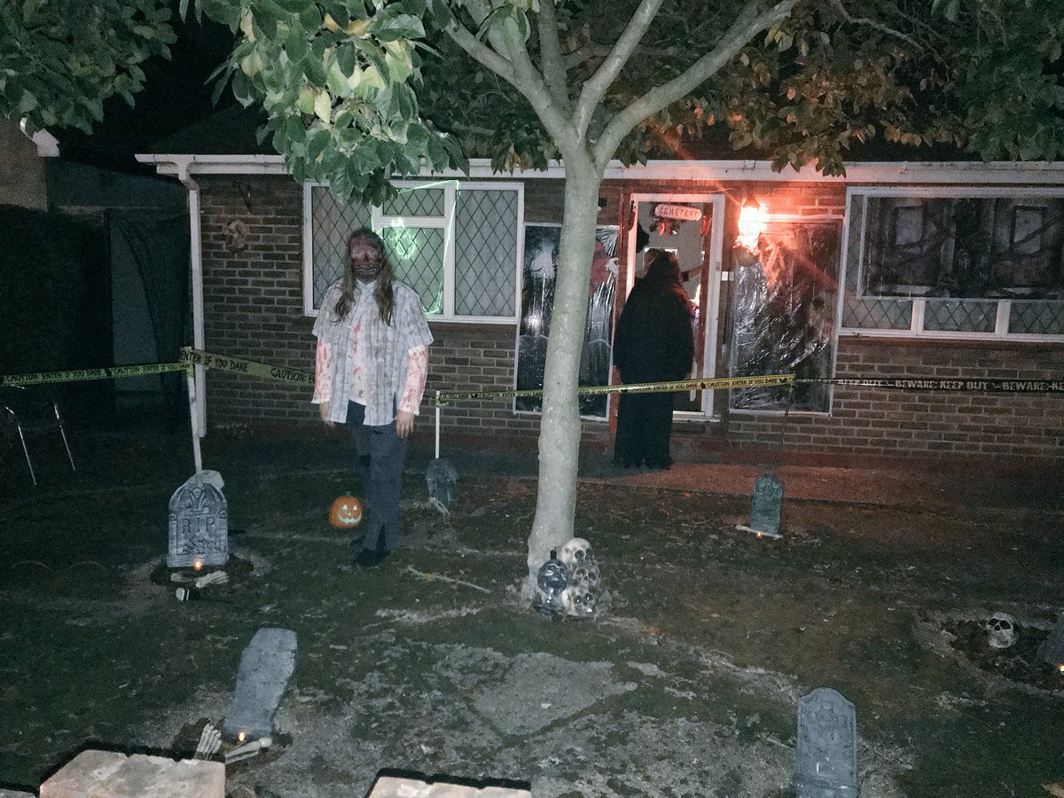 RYAN____2010's tweet photo. Amazing trick or treat raising money for charity #halloweenhorrors @ShonaBM @scarletcece27 👻👻 https://t.co/YAPQMlVpGI