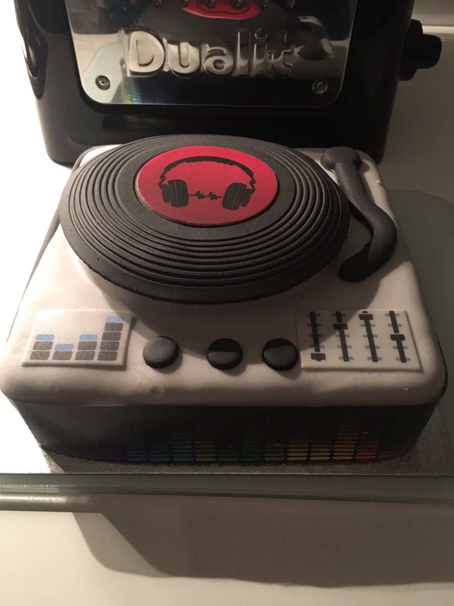 Stacie4783's tweet photo. This is a pretty cool cake, chosen by Bob, appreciated by @Robleachy 🎂🎧 https://t.co/BwBI80kCGs