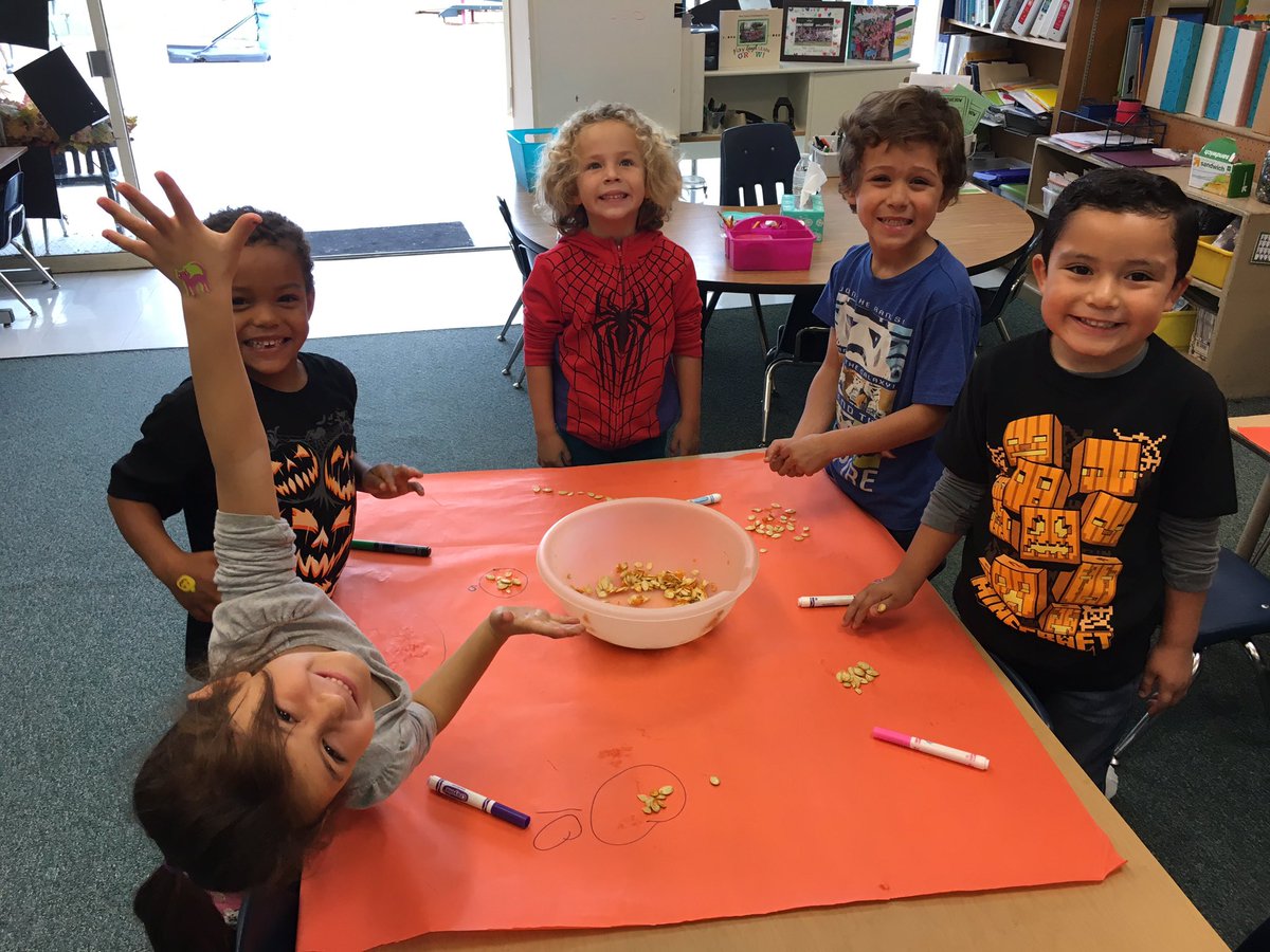 k1pandas's tweet image. How many seeds in a pumpkin? We counted by 10&apos;s, then 100&apos;s to find out!! 🎃 #fsdmath #acaciakinder
