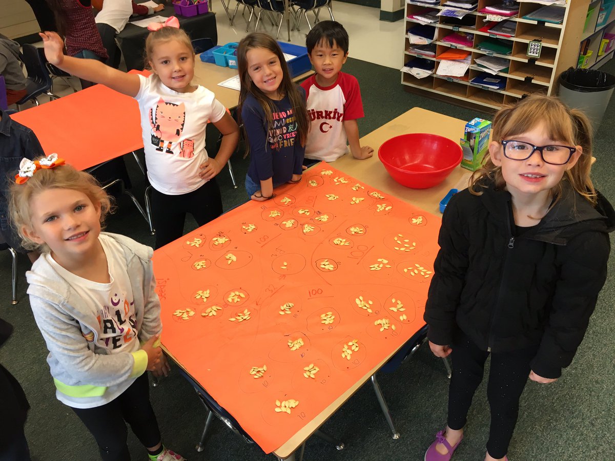 k1pandas's tweet image. How many seeds in a pumpkin? We counted by 10&apos;s, then 100&apos;s to find out!! 🎃 #fsdmath #acaciakinder