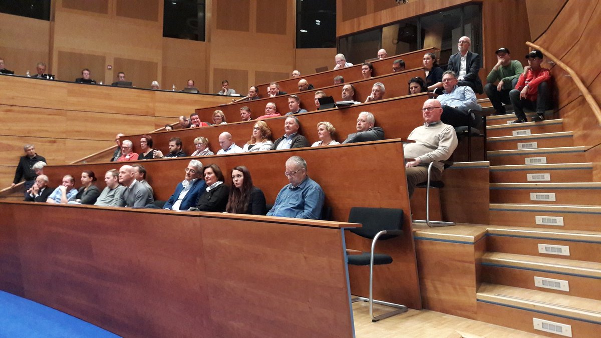 Geen spandoeken, wel volle tribune als raad #Helmond kiest voor nieuw stadion op De Braak <a href="/ED_Regio/">Eindhovens Dagblad</a> <a href="/HelmondSport/">Helmond Sport</a>