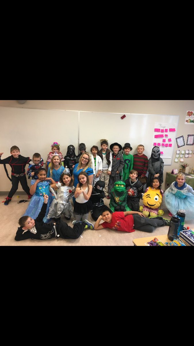 kayla_spragg's tweet photo. #Halloween2017 #grade3 @GPCSD @MTGPCSD https://t.co/w5aGv49lFy